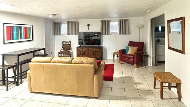 828 S TUTTLE AVENUE B, Sarasota, FL 34237