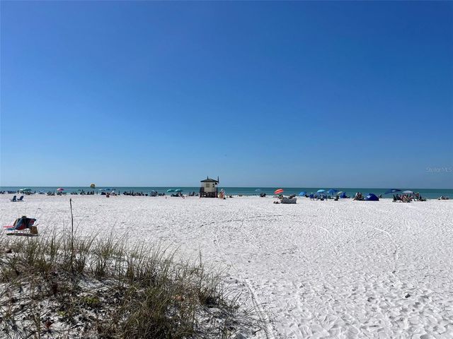 828 S TUTTLE AVENUE B, Sarasota, FL 34237