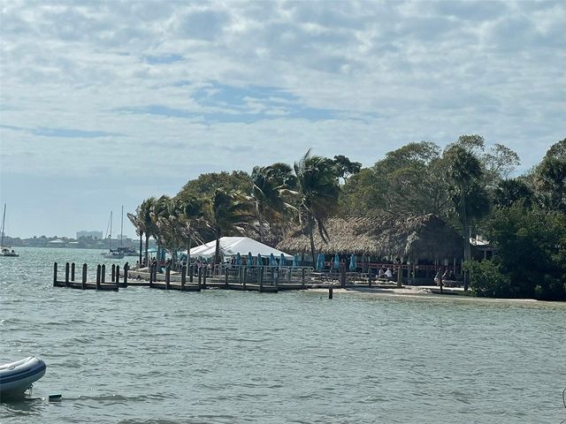 828 S TUTTLE AVENUE B, Sarasota, FL 34237