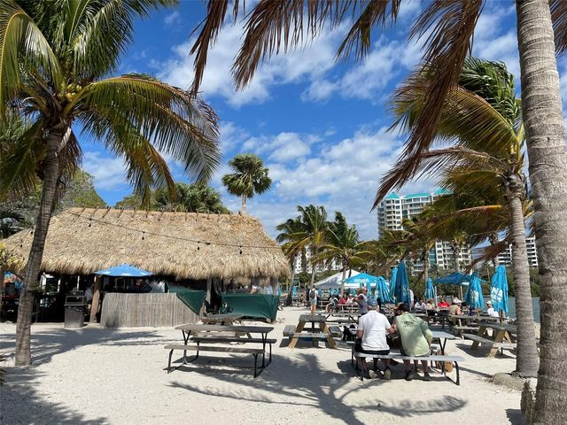 828 S TUTTLE AVENUE B, Sarasota, FL 34237