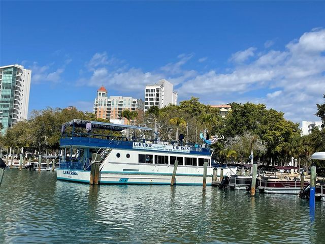 828 S TUTTLE AVENUE B, Sarasota, FL 34237