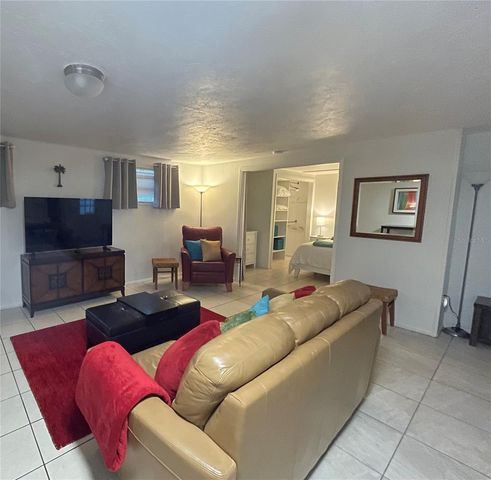 828 S TUTTLE AVENUE B, Sarasota, FL 34237