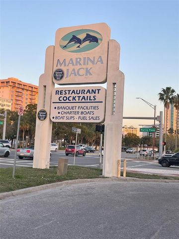 828 S TUTTLE AVENUE B, Sarasota, FL 34237