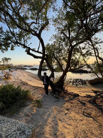 828 S TUTTLE AVENUE B, Sarasota, FL 34237