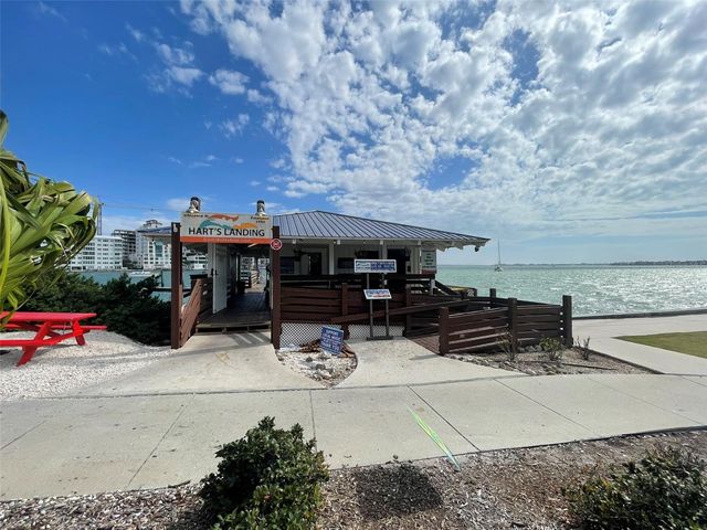 828 S TUTTLE AVENUE B, Sarasota, FL 34237