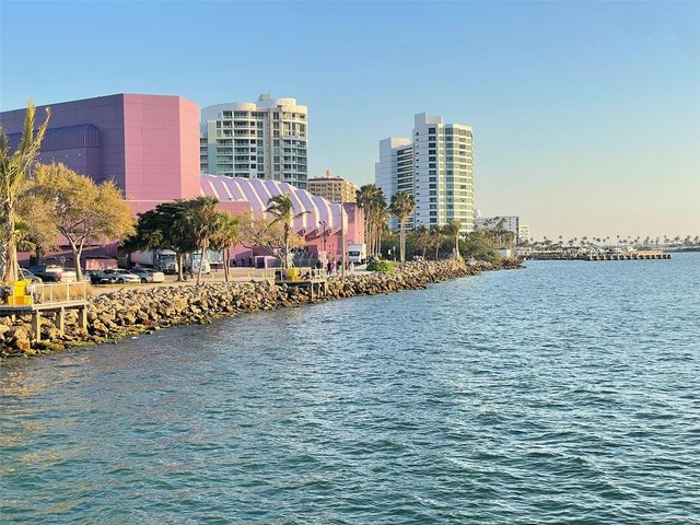 828 S TUTTLE AVENUE B, Sarasota, FL 34237