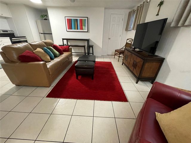 828 S TUTTLE AVENUE B, Sarasota, FL 34237