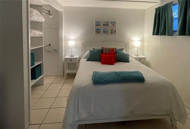 828 S TUTTLE AVENUE B, Sarasota, FL 34237