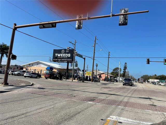 828 S TUTTLE AVENUE B, Sarasota, FL 34237