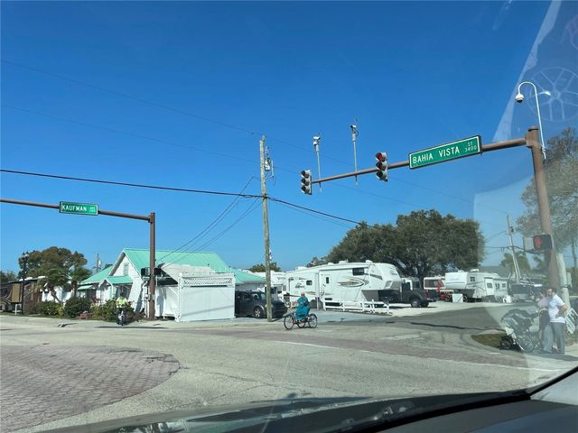 828 S TUTTLE AVENUE B, Sarasota, FL 34237