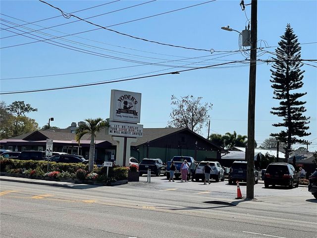 828 S TUTTLE AVENUE B, Sarasota, FL 34237