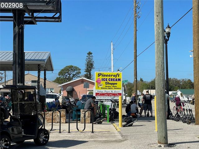 828 S TUTTLE AVENUE B, Sarasota, FL 34237