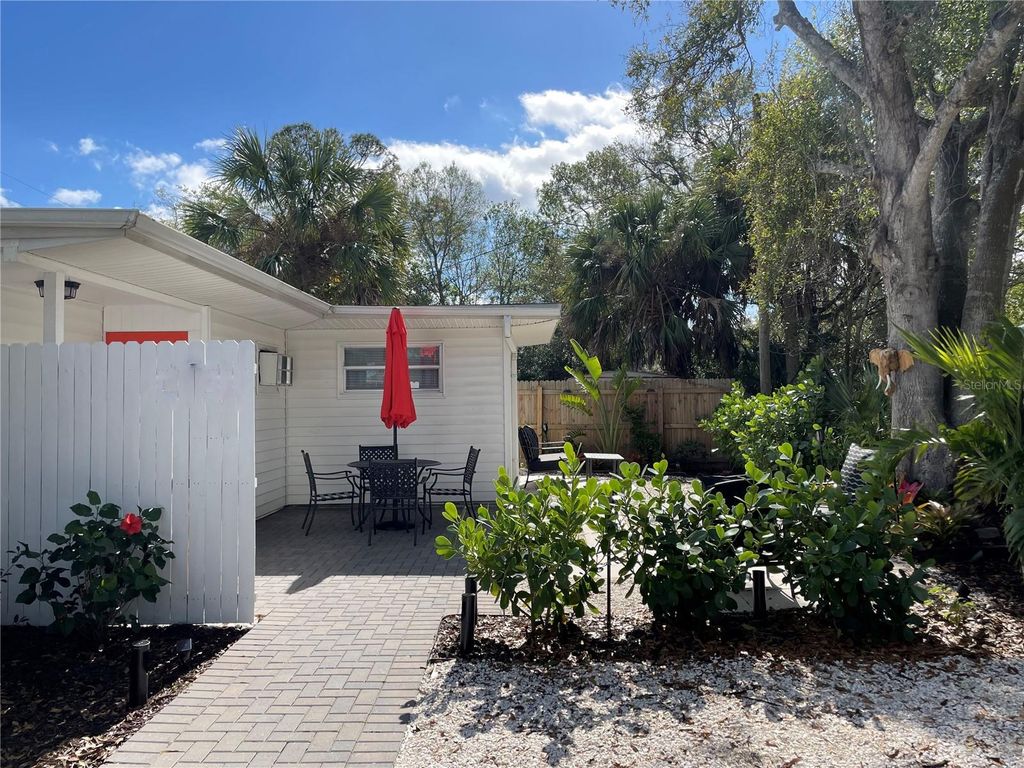 828 S TUTTLE AVENUE B, Sarasota, FL 34237