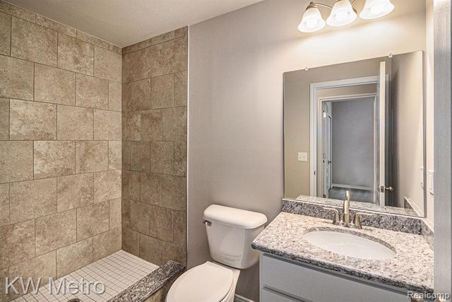 185 Whispering Pines Drive 9, Fenton, MI 48430