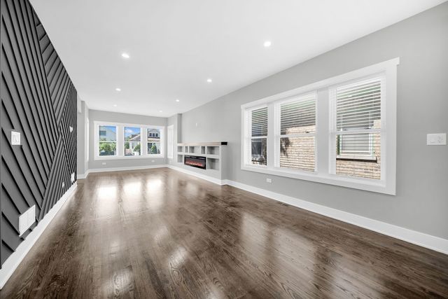 4830 W Crystal Street, Chicago, IL 60651
