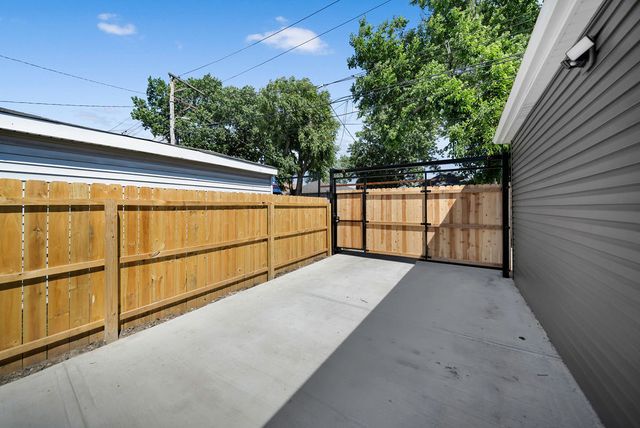 4830 W Crystal Street, Chicago, IL 60651