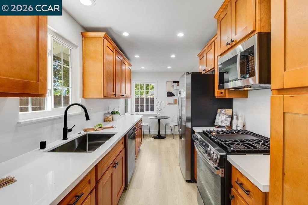 Image 13 of property listing at 1648 Shirley Dr, Pleasant Hill, CA 94523