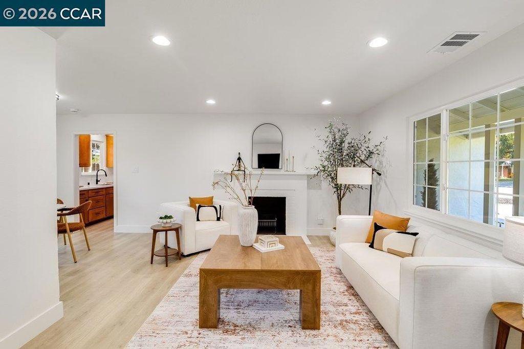 Image 7 of property listing at 1648 Shirley Dr, Pleasant Hill, CA 94523