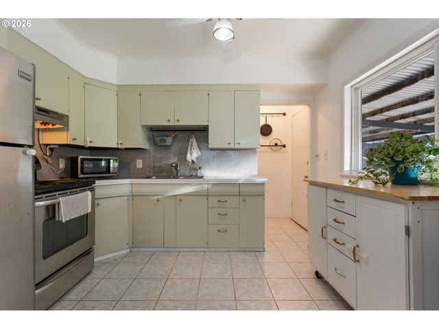 10054 Ne WEIDLER St, Portland, OR 97220