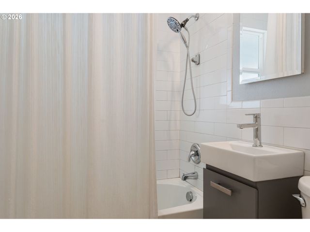 10054 Ne WEIDLER St, Portland, OR 97220