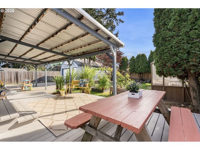 10054 Ne WEIDLER St, Portland, OR 97220
