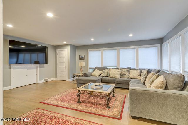 10 E Street, Seaside Park, NJ 08752