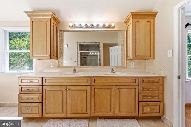 1843 BEACON HILL DR, Dresher, PA 19025