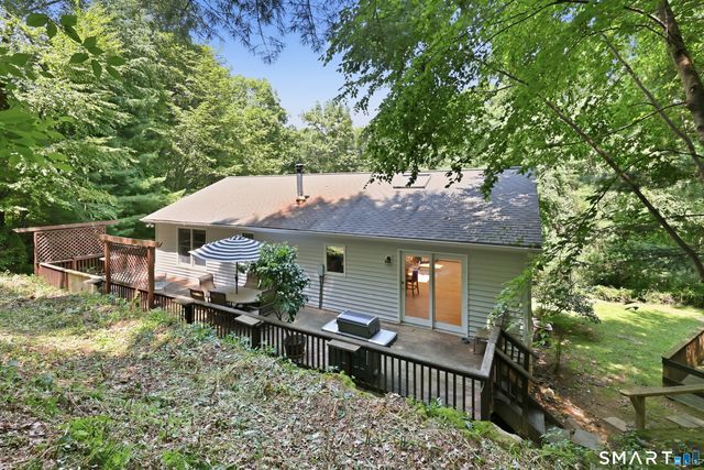 8 Old Bridge Road West, New Fairfield, CT 06812