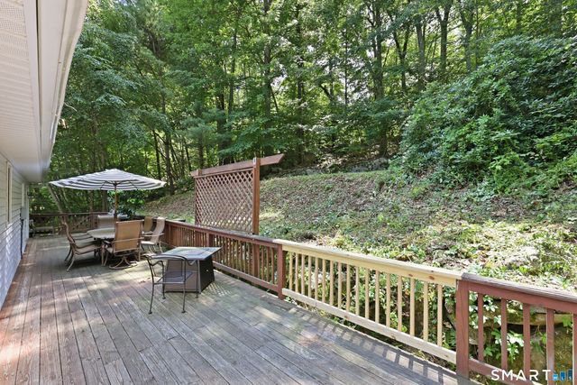 8 Old Bridge Road West, New Fairfield, CT 06812