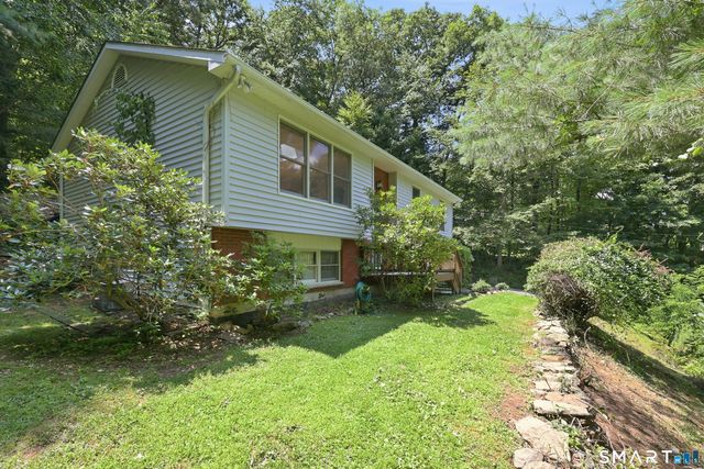 8 Old Bridge Road West, New Fairfield, CT 06812