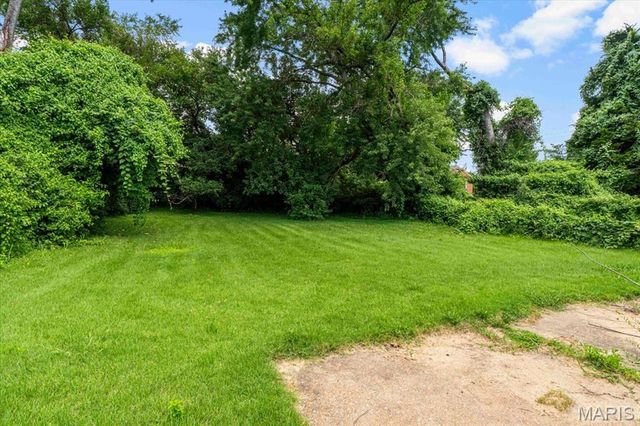 8871 Granada Place, St Louis, MO 63136