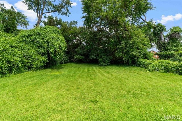 8871 Granada Place, St Louis, MO 63136