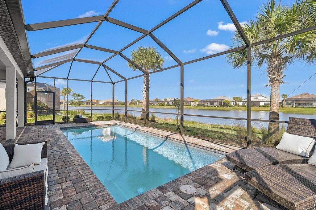Image 2 of property listing at 7710 SUMMERLAND COVE, Bradenton, FL 34202