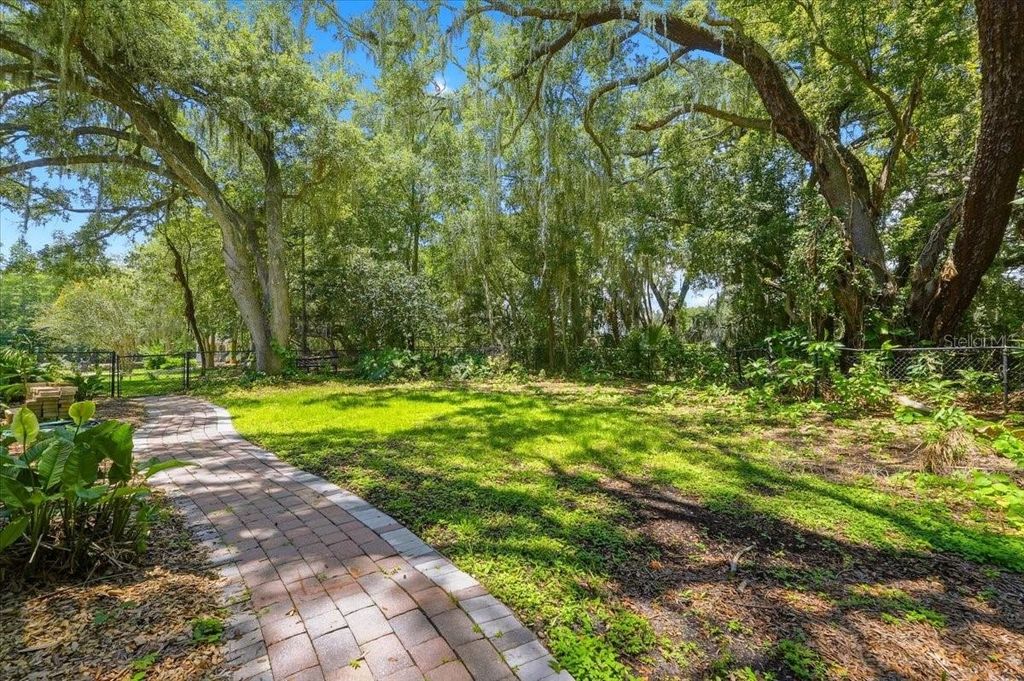 Image 5 of property listing at 1645 CRUMP ROAD, Winter Haven, FL 33881