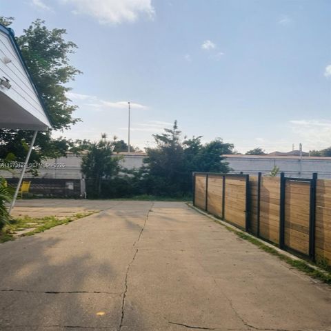 1281 NW 31st Ave, Miami, FL 33125