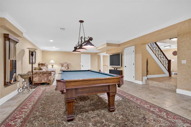 211 Hillturn Lane, Roslyn Heights, NY 11577
