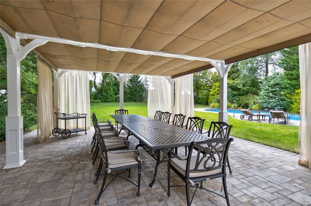 211 Hillturn Lane, Roslyn Heights, NY 11577