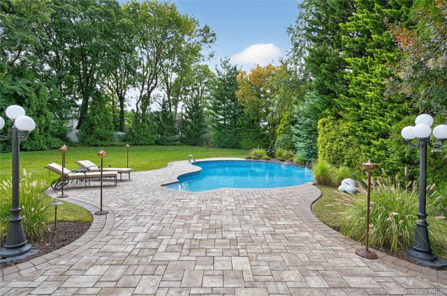 211 Hillturn Lane, Roslyn Heights, NY 11577