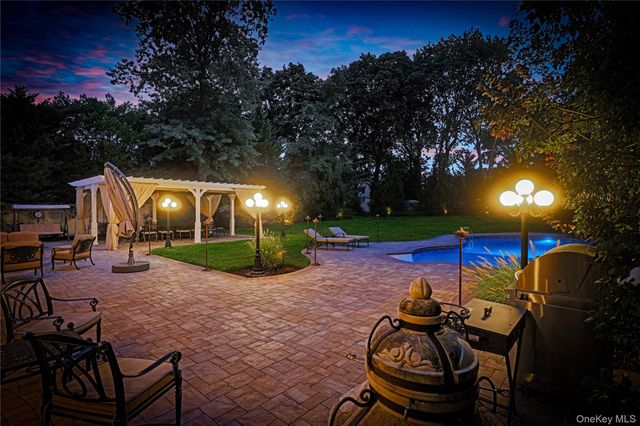 211 Hillturn Lane, Roslyn Heights, NY 11577