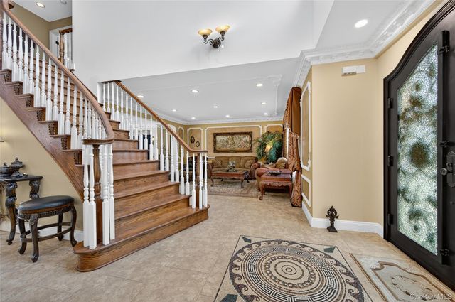 211 Hillturn Lane, Roslyn Heights, NY 11577