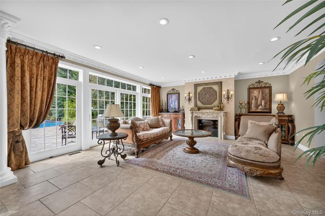 211 Hillturn Lane, Roslyn Heights, NY 11577