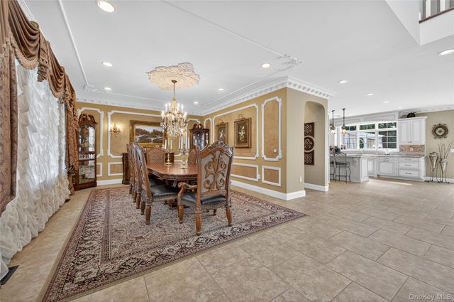 211 Hillturn Lane, Roslyn Heights, NY 11577