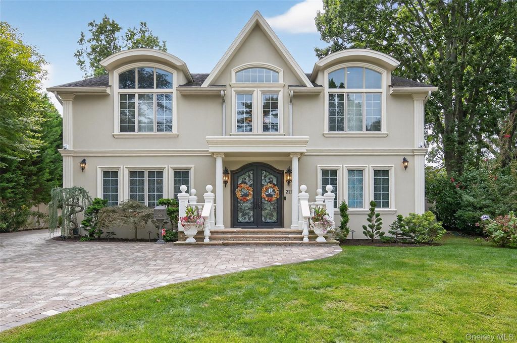 211 Hillturn Lane, Roslyn Heights, NY 11577