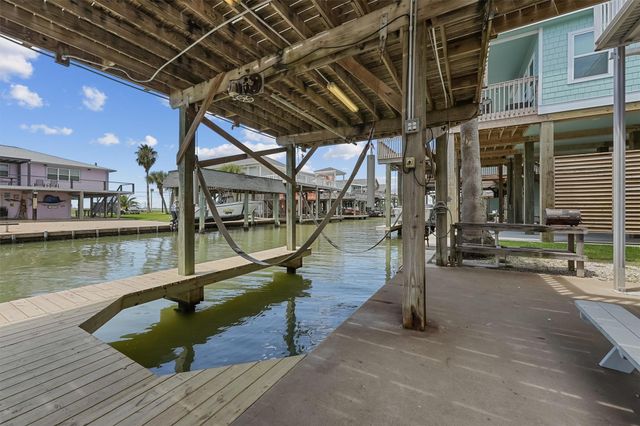 313 Schooner Drive, Freeport, TX 77541