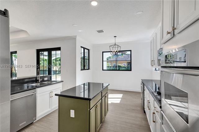 7935 SW 168th St, Palmetto Bay, FL 33157