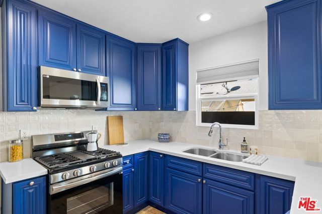 2400 W 74th Street, Los Angeles, CA 90043