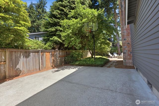 6220 145th Street NE, Redmond, WA 98052