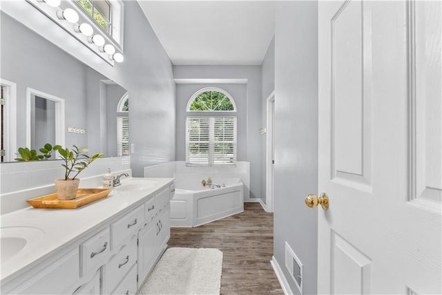 317 SW Bridlewood Court, Lee's Summit, MO 64081