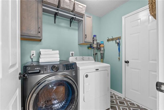 317 SW Bridlewood Court, Lee's Summit, MO 64081