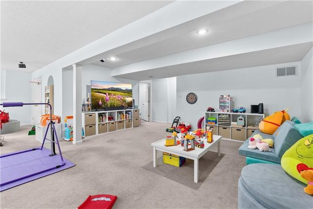 317 SW Bridlewood Court, Lee's Summit, MO 64081